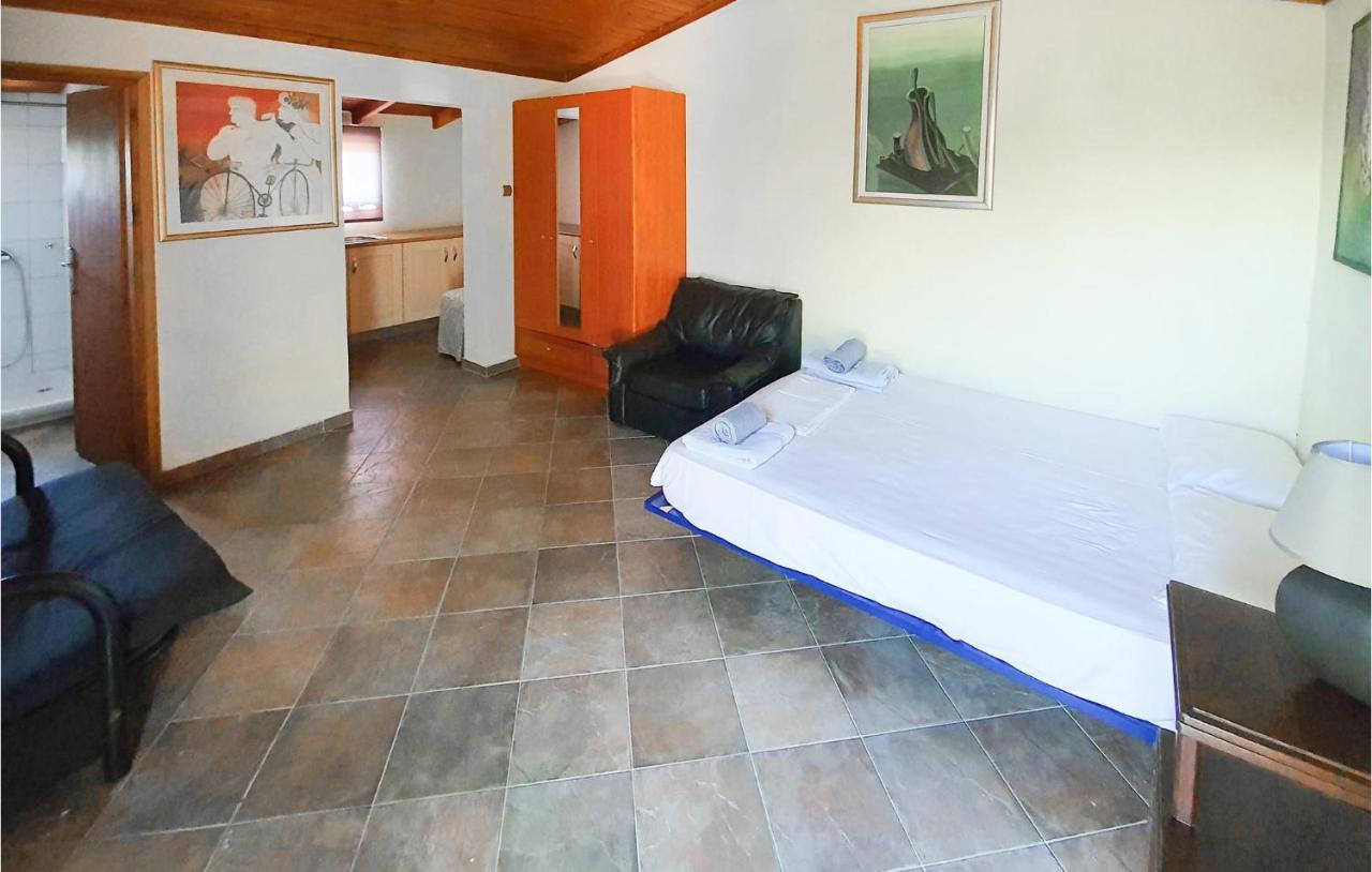 Lovely Home In Kiato With Wifi Exterior foto